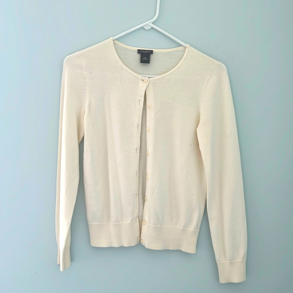 Soft cotton, button front. Fine neckline, ribbed cuffs and hem. EUC no spots